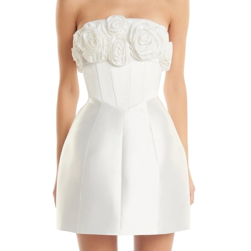 Elegant White Strapless Mini Dress
